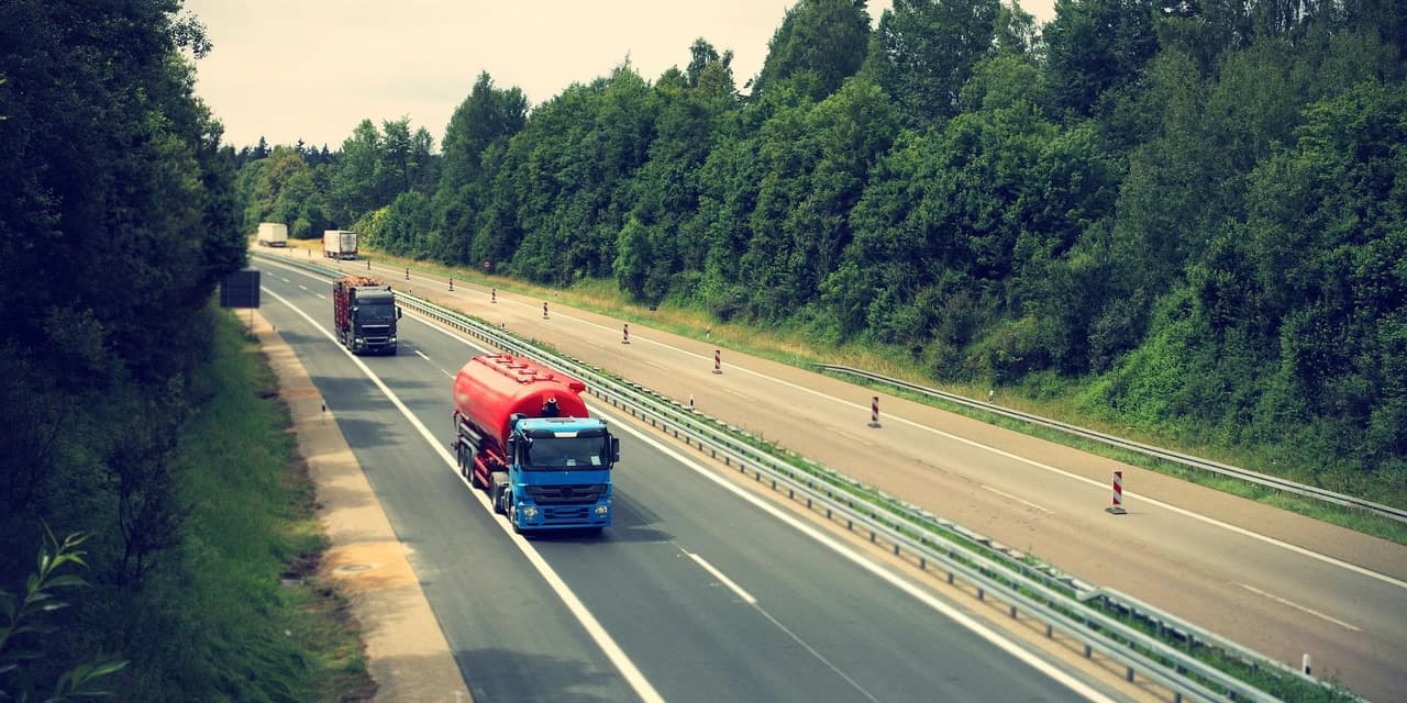 Motorista tem caminhão roubado na BR 277, em Rio D'Areia