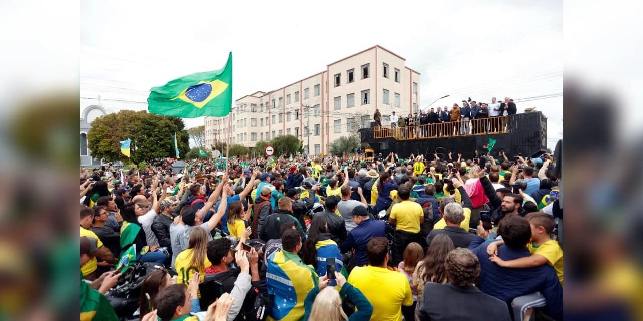Ratinho Junior e Jair Bolsonaro visitam comunidade ucraniana em Prudentópolis