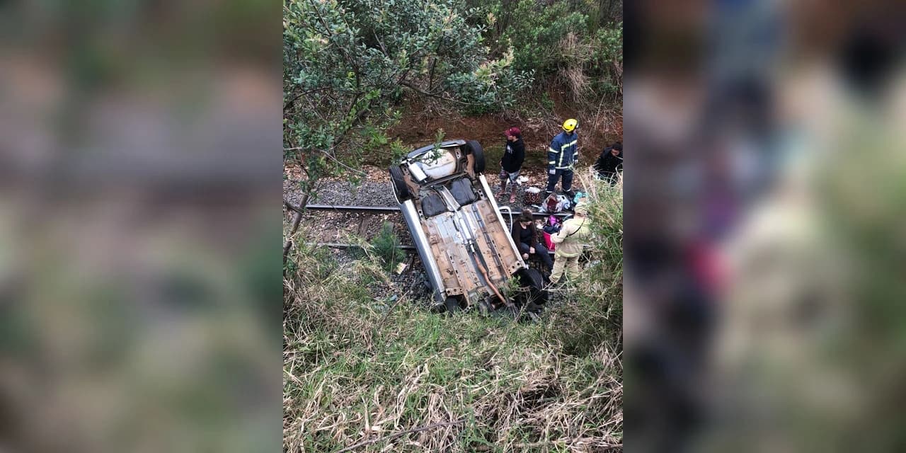 Carro capota e cai em linha férrea, em Guarapuava