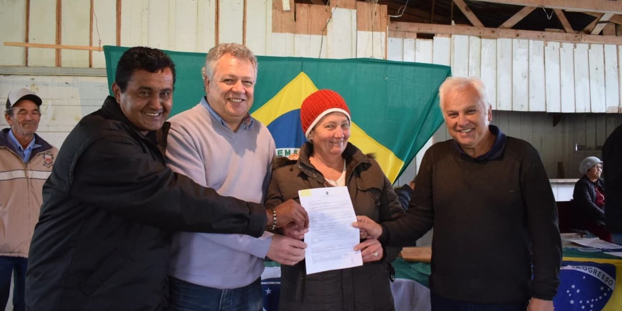 Mais de 100 famílias de assentamentos rurais de Guarapuava recebem Contrato de Concessão de Uso (CCU)