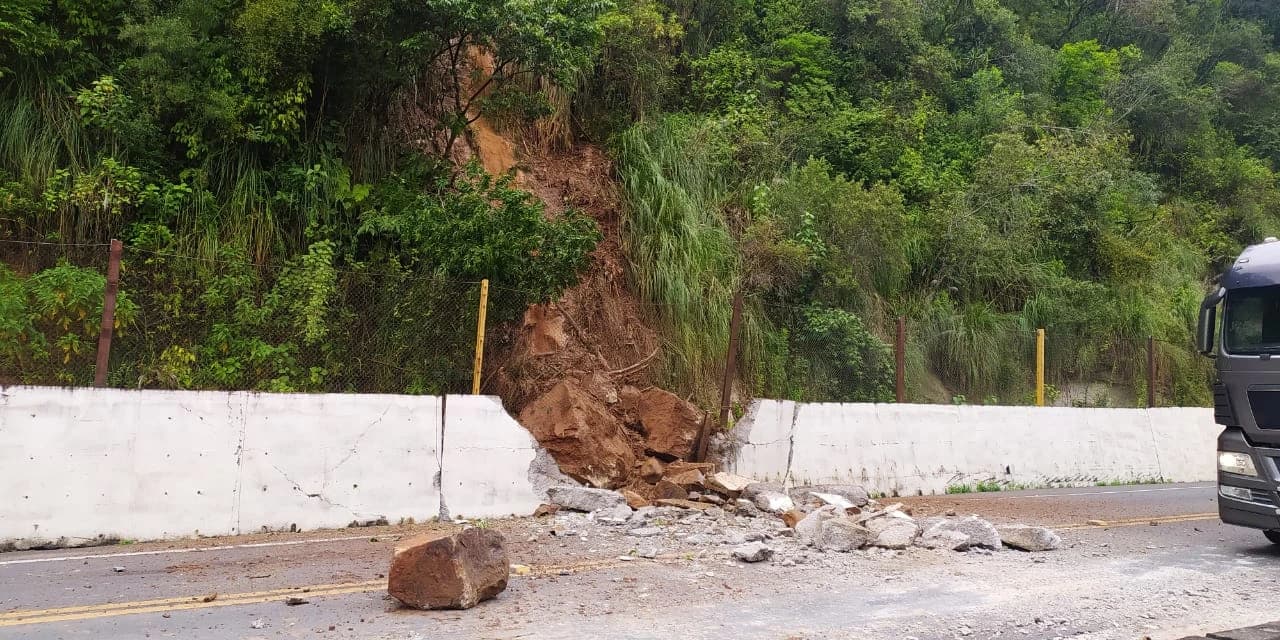 PRF registra deslizamento de terra na Serra da Esperança, na BR-277, em Prudentópolis
