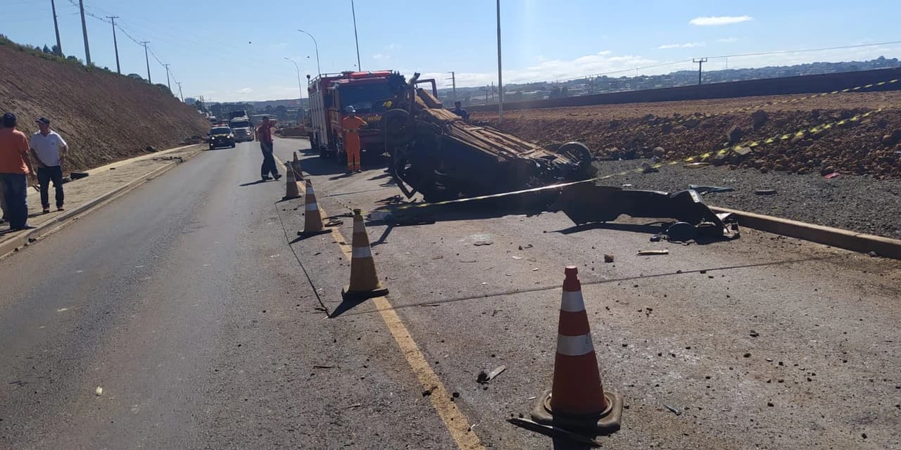 Motorista perde controle de veículo e colide contra caminhão na BR 277, em Guarapuava