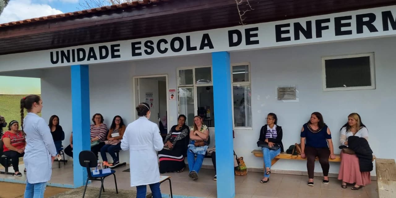 Escola de Enfermagem da Unicentro atende comunidade de Guarapuava no Outubro Rosa