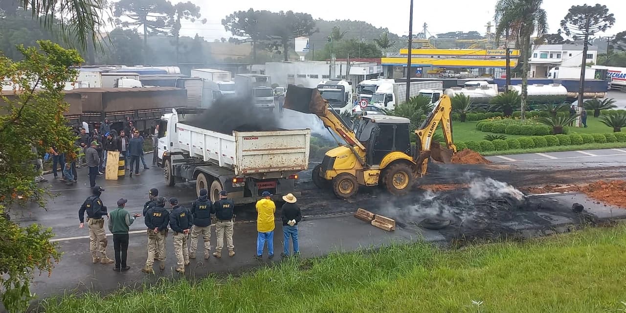 Polícia Militar do Paraná segue atuando para fazer a liberação dos trechos bloqueados nas rodovias estaduais