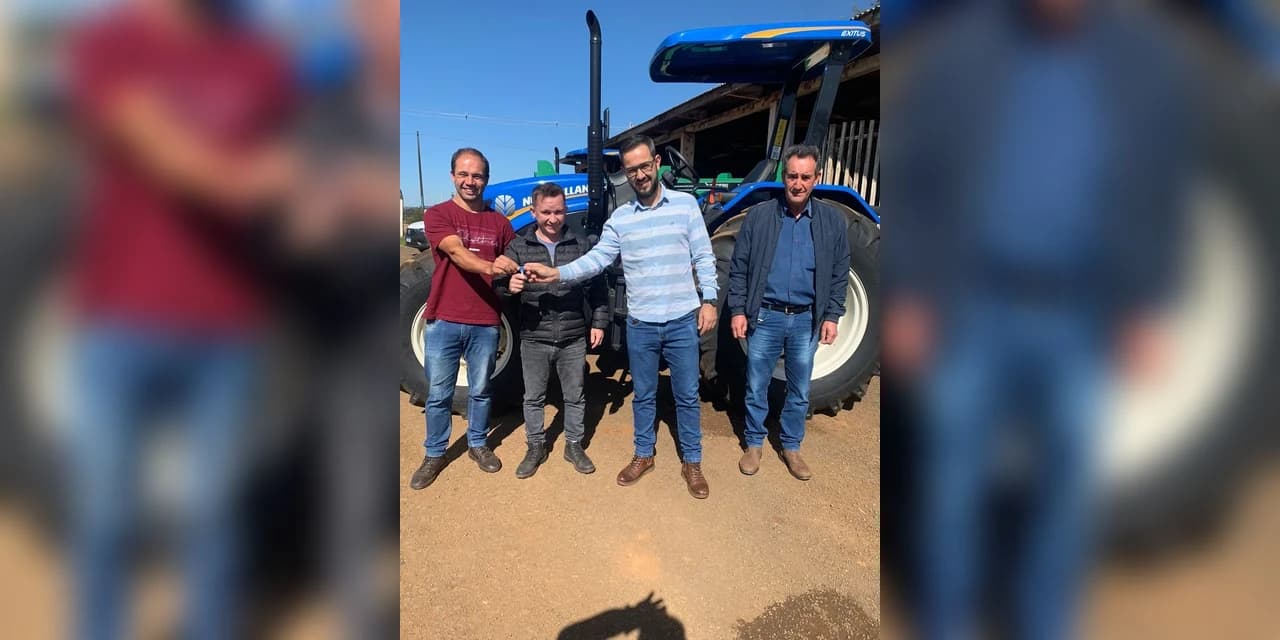 Deputado Rodrigo Estacho entrega trator para a comunidade de Colônia Velha Ivaí, em Turvo