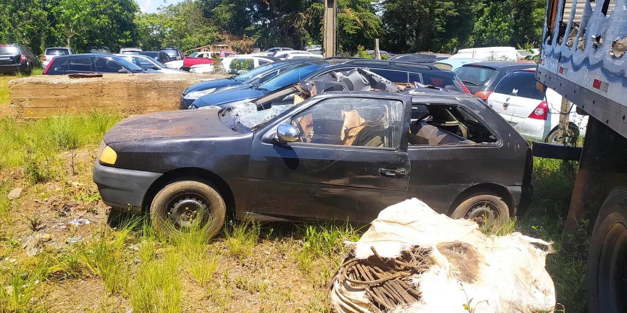 Carro furtado é localizado em ferro velho, em Guarapuava