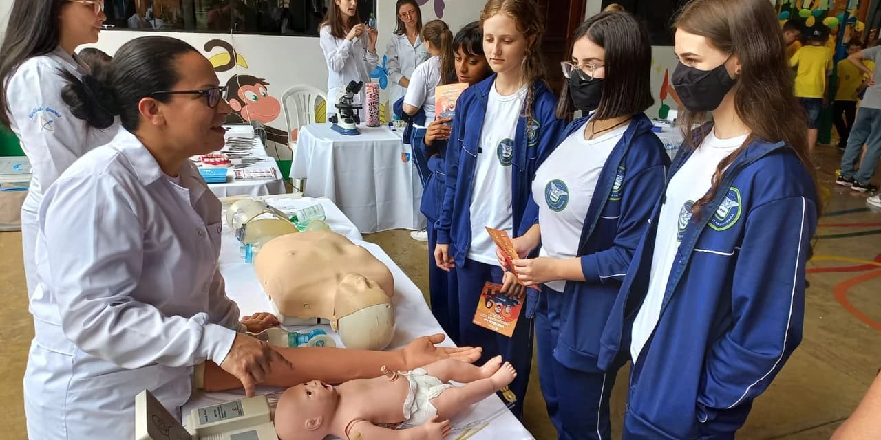 Em clima de Copa, Feira de Profissões do Colégio São José leva informações sobre diferentes graduações
