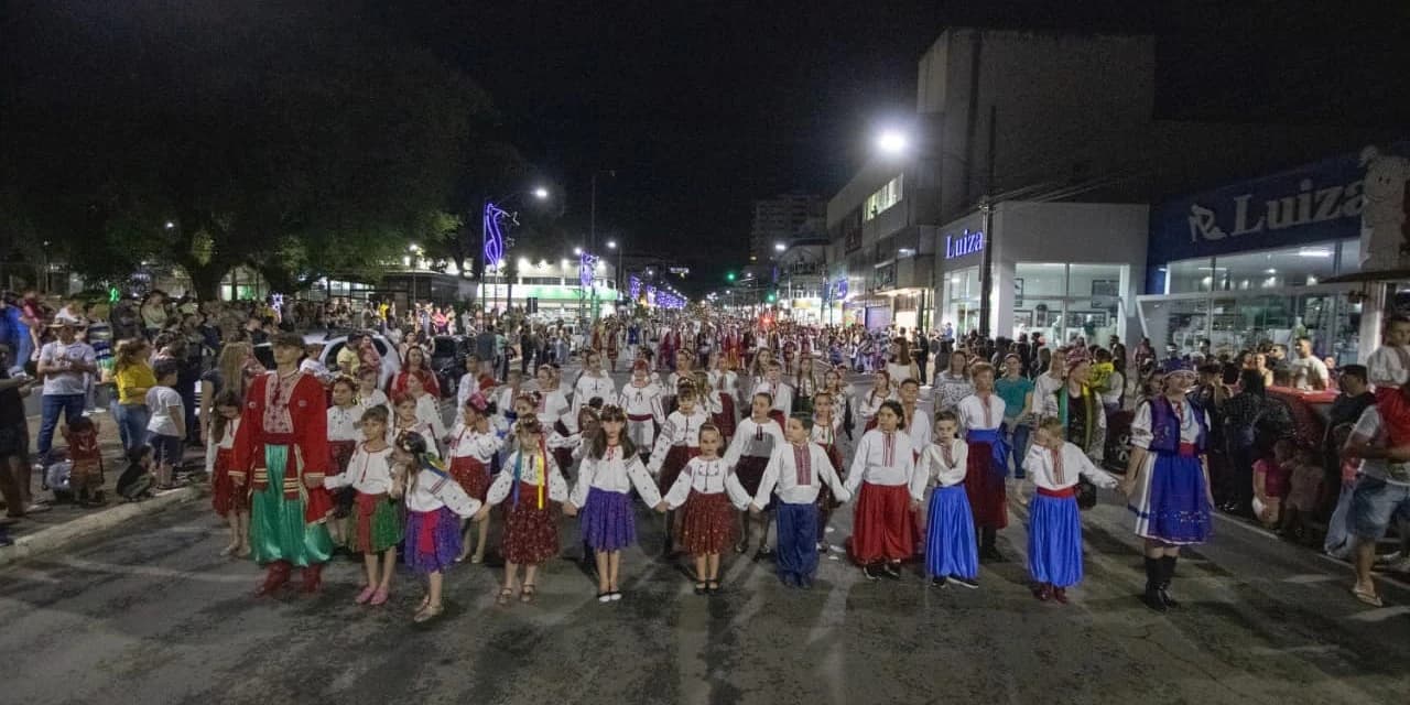 Desfile marcou a abertura do 26º Natal Verdade em Prudentópolis.VÍDEO.