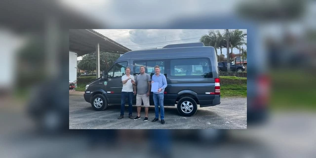 Prefeitura de Imbituva recebe van 0km com 16 lugares para o transporte de atletas