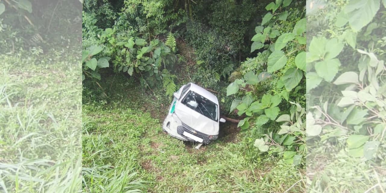 Carro sai da pista e deixa feridos na BR 277, em Prudentópolis