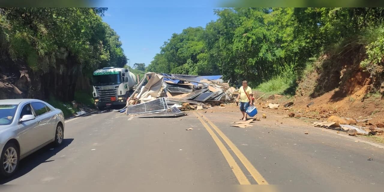 Tombamento de carreta deixa motorista com lesões leves, na BR 277 em Cantagalo