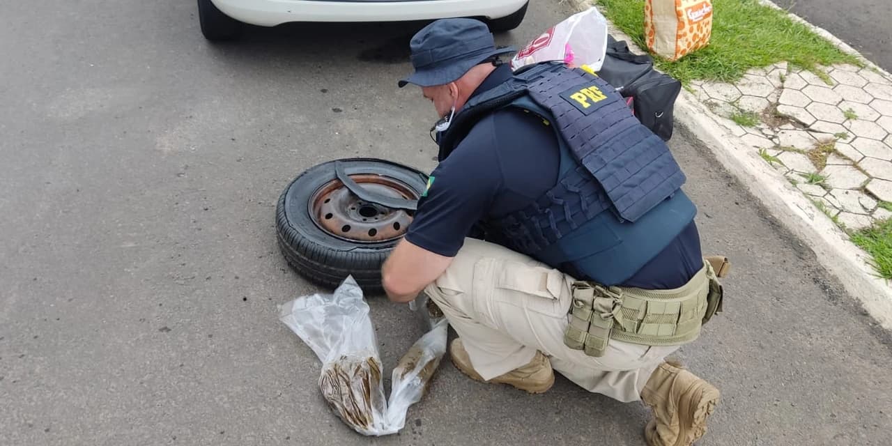 PRF encontra 3 Kg de haxixe dentro do estepe na Br 277 em Irati