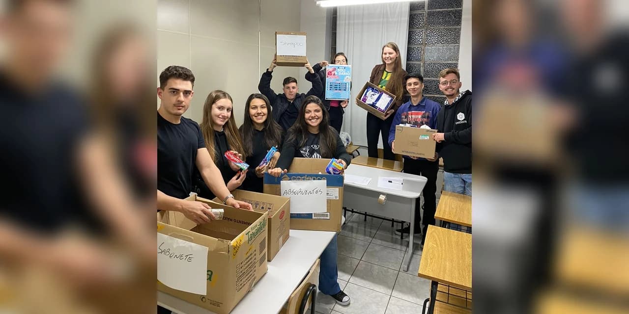 Projeto Trote Solidário entrega mais de 3,5 mil produtos de higiene arrecadados para a Santa Casa de Irati