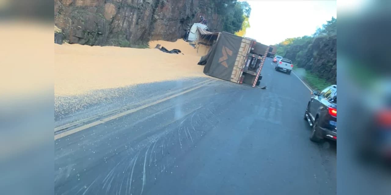 Tombamento de caminhão deixa um morto e 3 feridos na BR 277, em Guarapuava