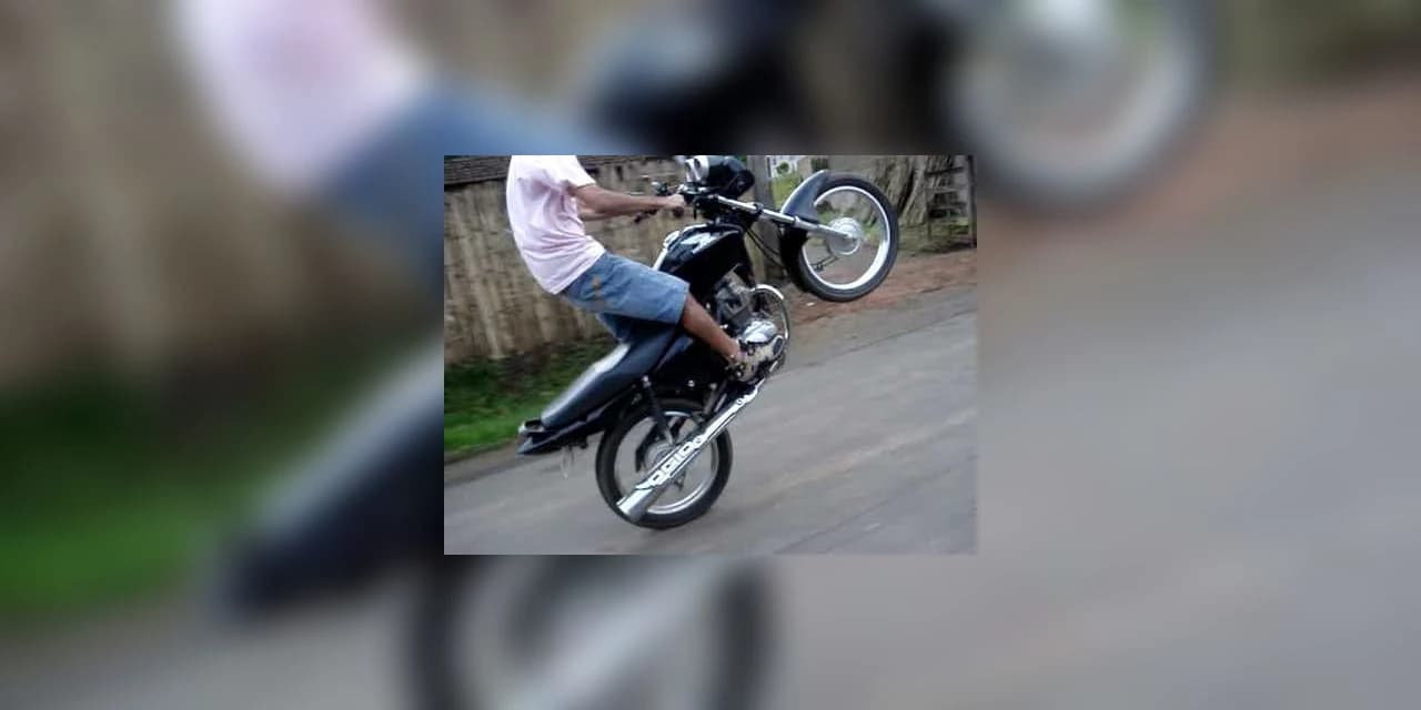 Em Prudentópolis Polícia Militar flagra jovem sem CNH empinando a moto em via publica