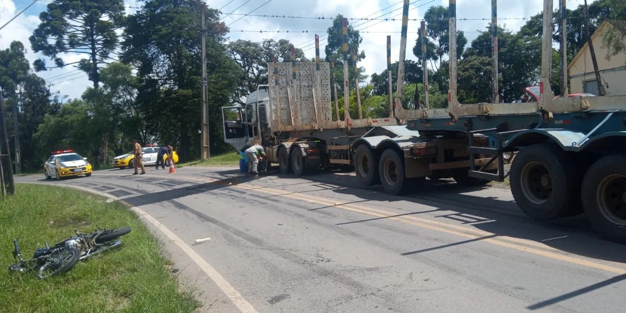 Em Imbituva Polícia Militar atende acidente envolvendo moto e caminhão