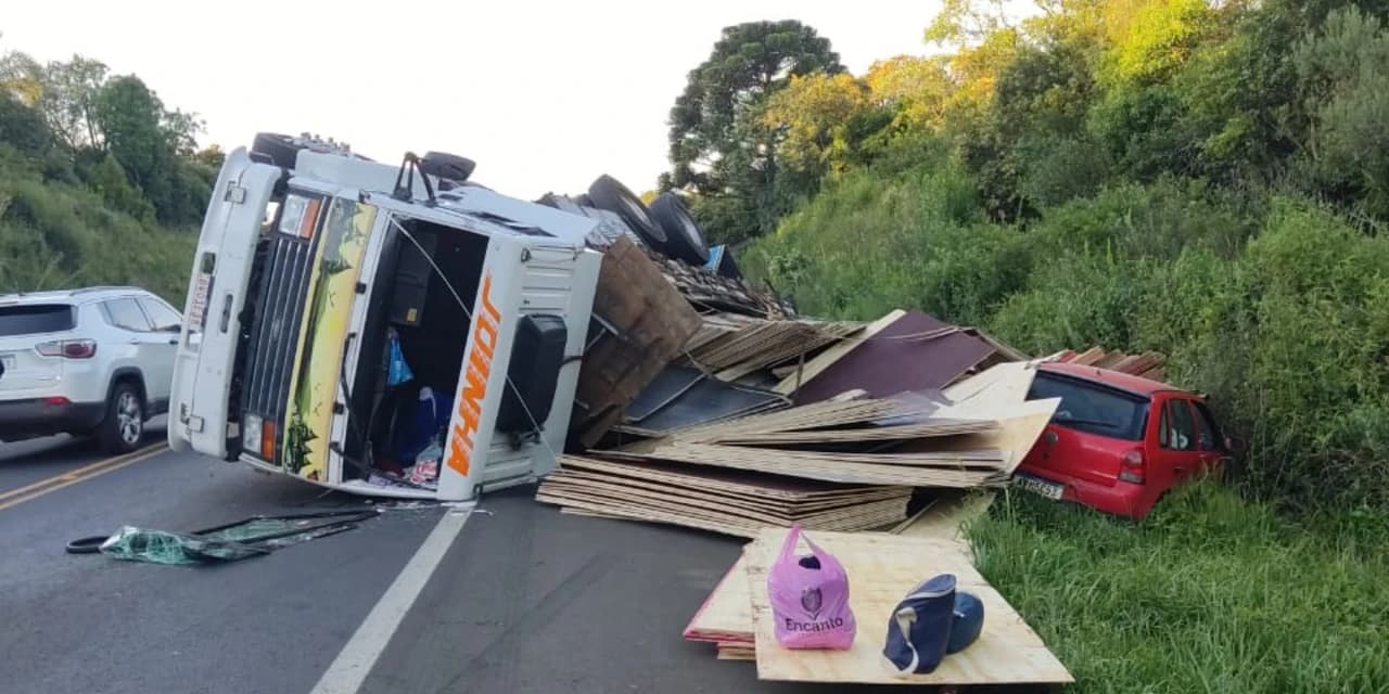 Acidente entre caminhão e dois automóveis na BR-277 em Guarapuava.