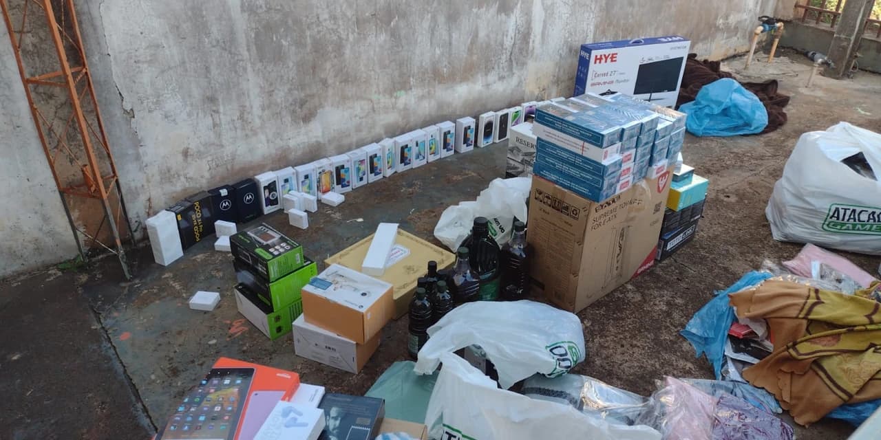 Polícia Militar realiza abordagem a um veículo carregado com produtos do Paraguai em Nova Tebas