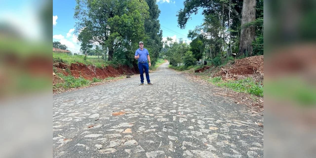 Prefeito Marcelo Leite acompanha a obra de calçamento na Água Branca