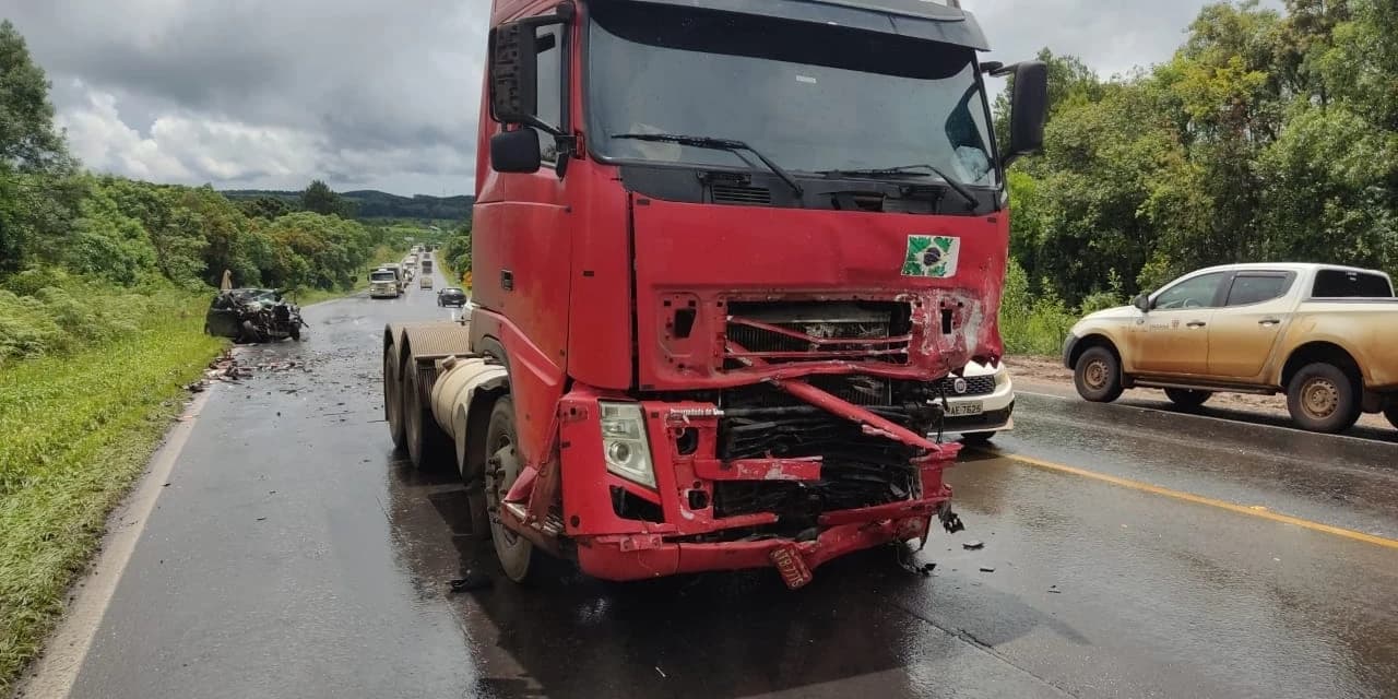 Acidente entre carro e caminhão deixa um morto na BR 277, em Guarapuava