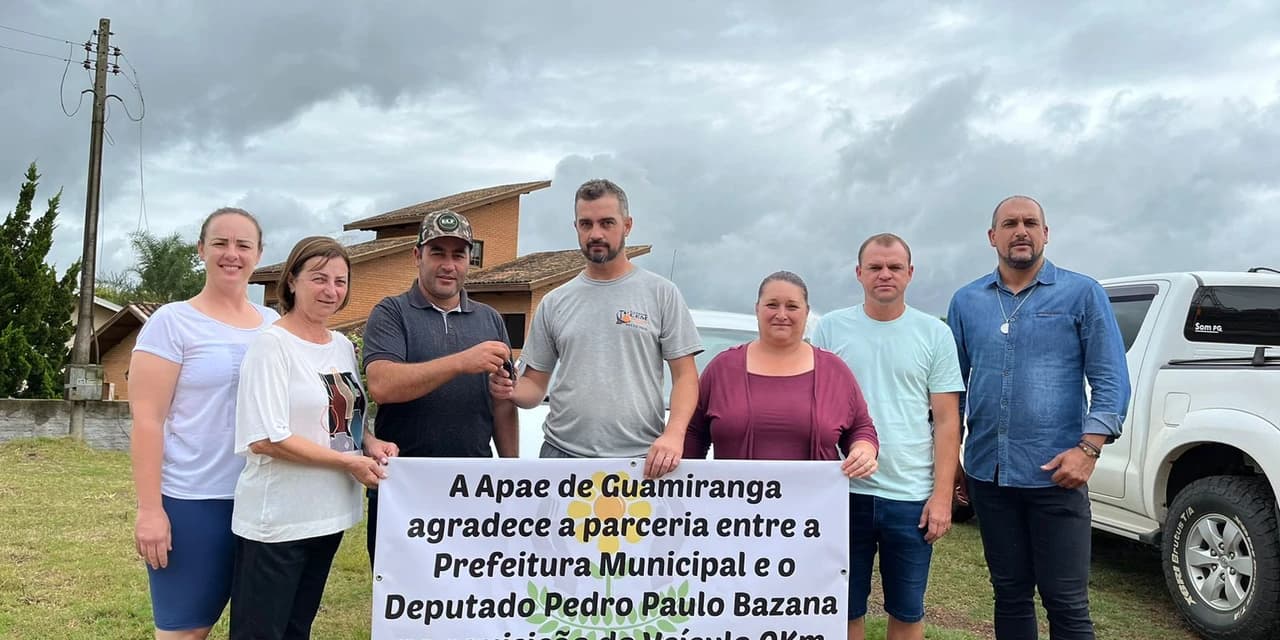 Prefeito Marcelo Leite entrega veículo para a APAE de Guamiranga