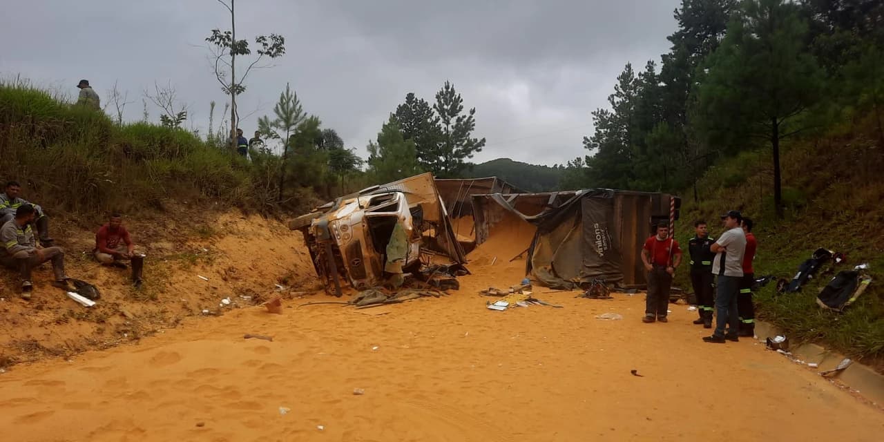 Acidente entre caminhões deixa quatro mortos na PR 340, em Tibagi