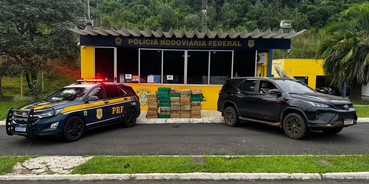 PRF apreende cerca 620 quilos de maconha prensada e recupera veículo com indicativo de roubo/furto, em Irati/PR