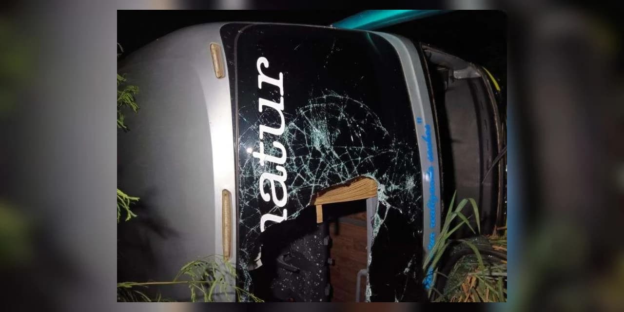 Ônibus que voltava do Show Rural tomba na BR-163 e deixa várias pessoas feridas