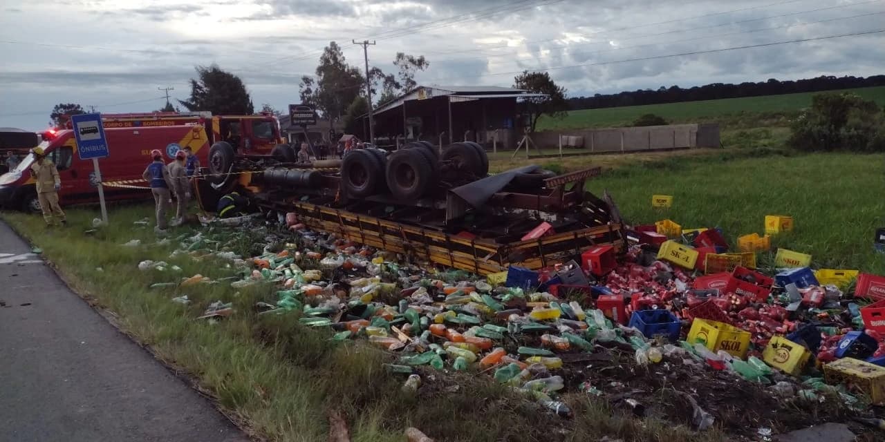 Caminhoneiro morre após tombamento de caminhão carregado de bebidas em São Mateus do Sul
