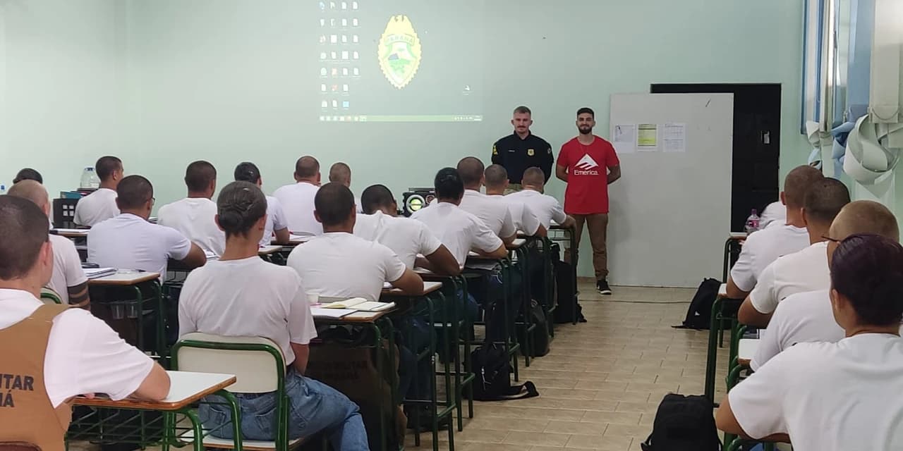 PRF realiza palestra aos alunos do Curso de Formação Policial da Policia Militar, em Irati