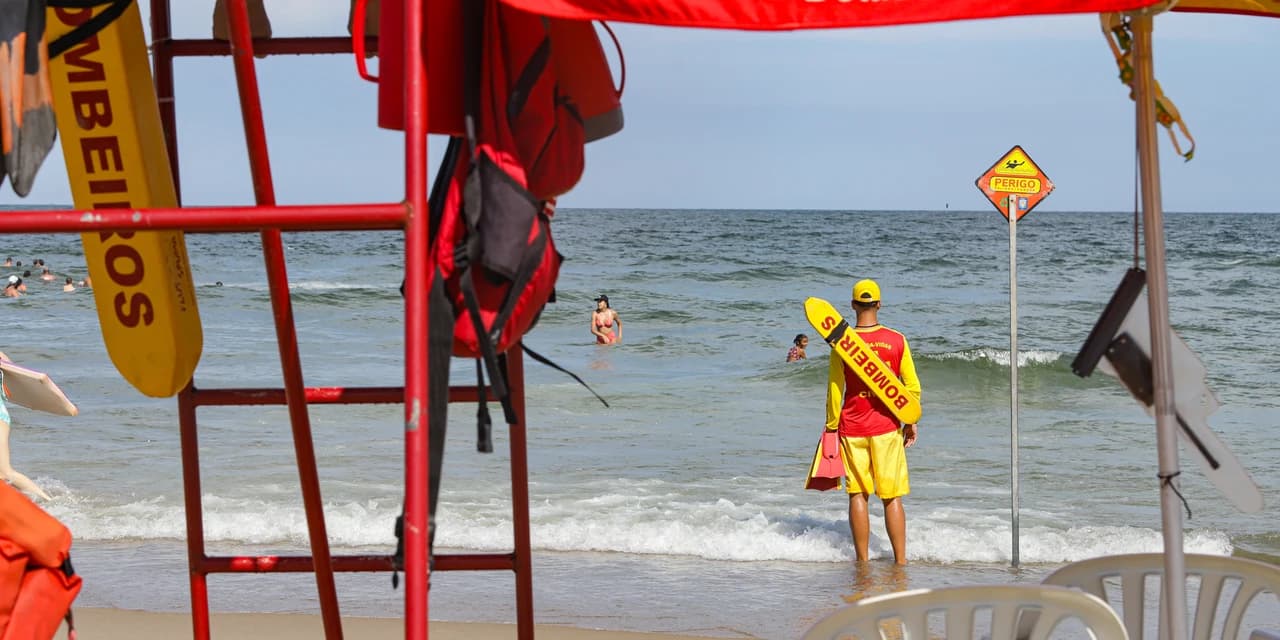 Corpo de Bombeiros faz 1.264 salvamentos na água durante o Verão Maior Paraná nas praias
