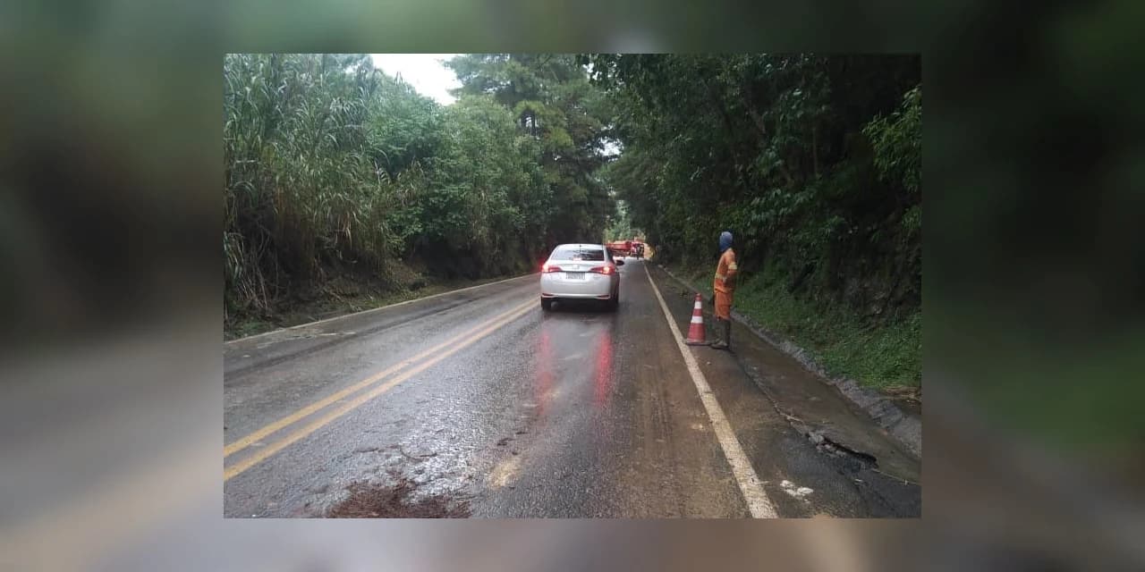 DER/PR atua para recuperar ponto de deslizamento na PR-340, entre Castro e Tibagi