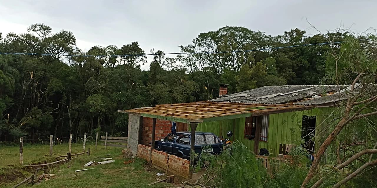 Em Irati, família que teve casa atingida por vendaval recebe apoio da Prefeitura