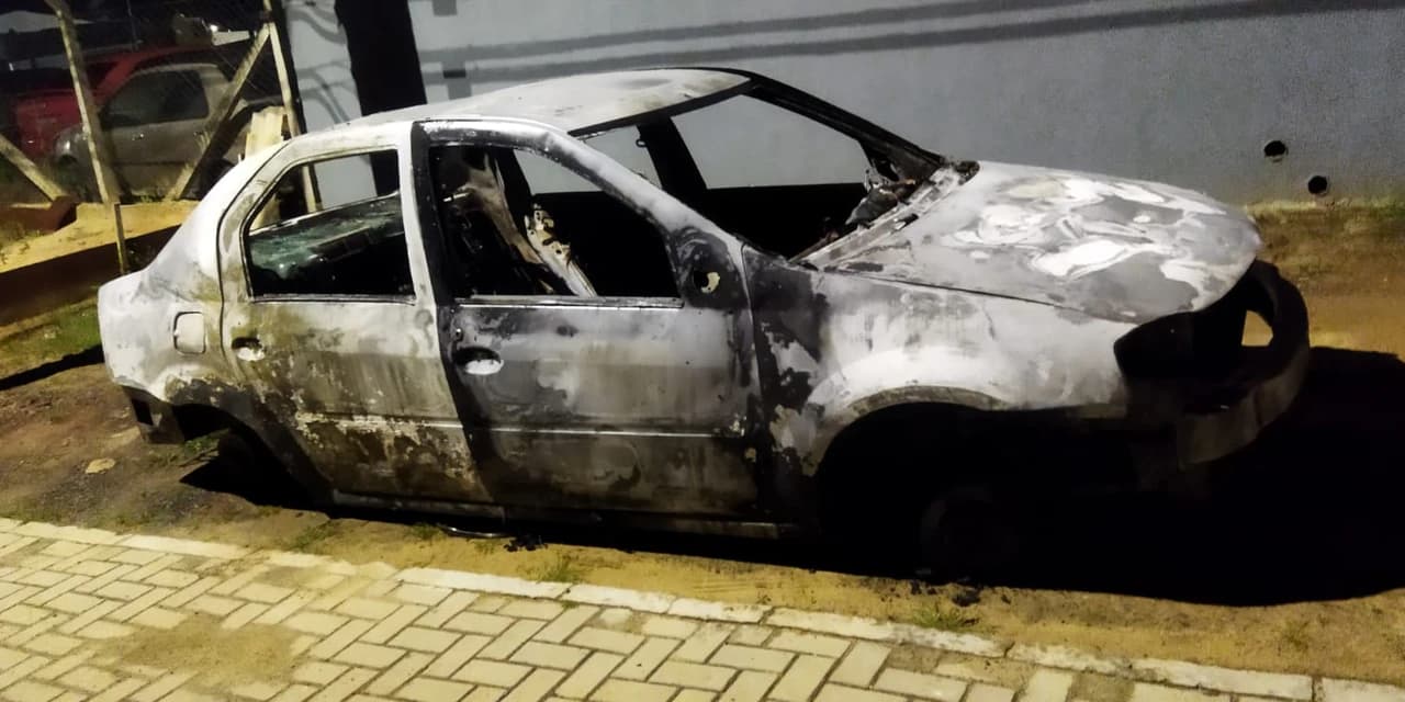 Veículo é consumido pelas chamas na Vila Beraldo em Prudentópolis