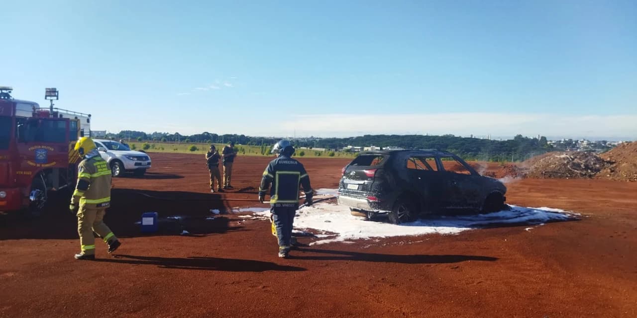 Corpo é encontrado em carro incendiado na Cidade dos Lagos, em Guarapuava