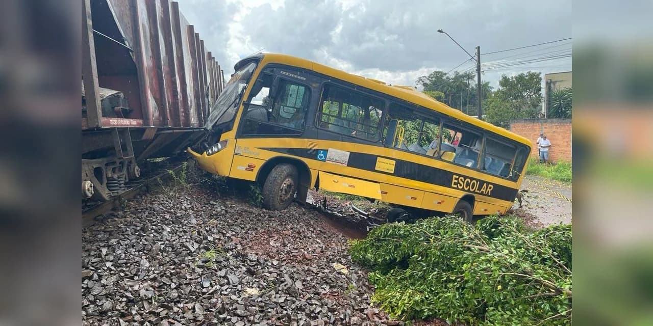 Duas meninas morrem em acidente envolvendo ônibus da APAE, em Jandaia do Sul
