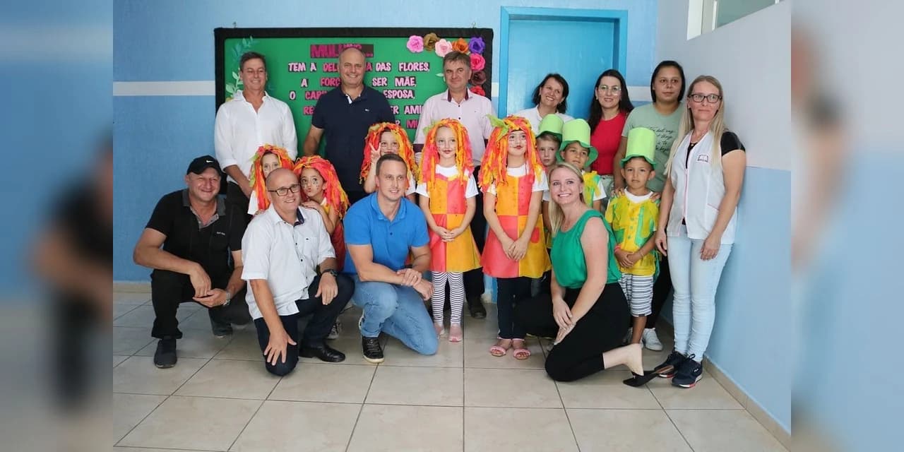 Em Prudentópolis Educação incentiva a leitura com a entrega de livros nas escolas e CMEIS. VÍDEO!