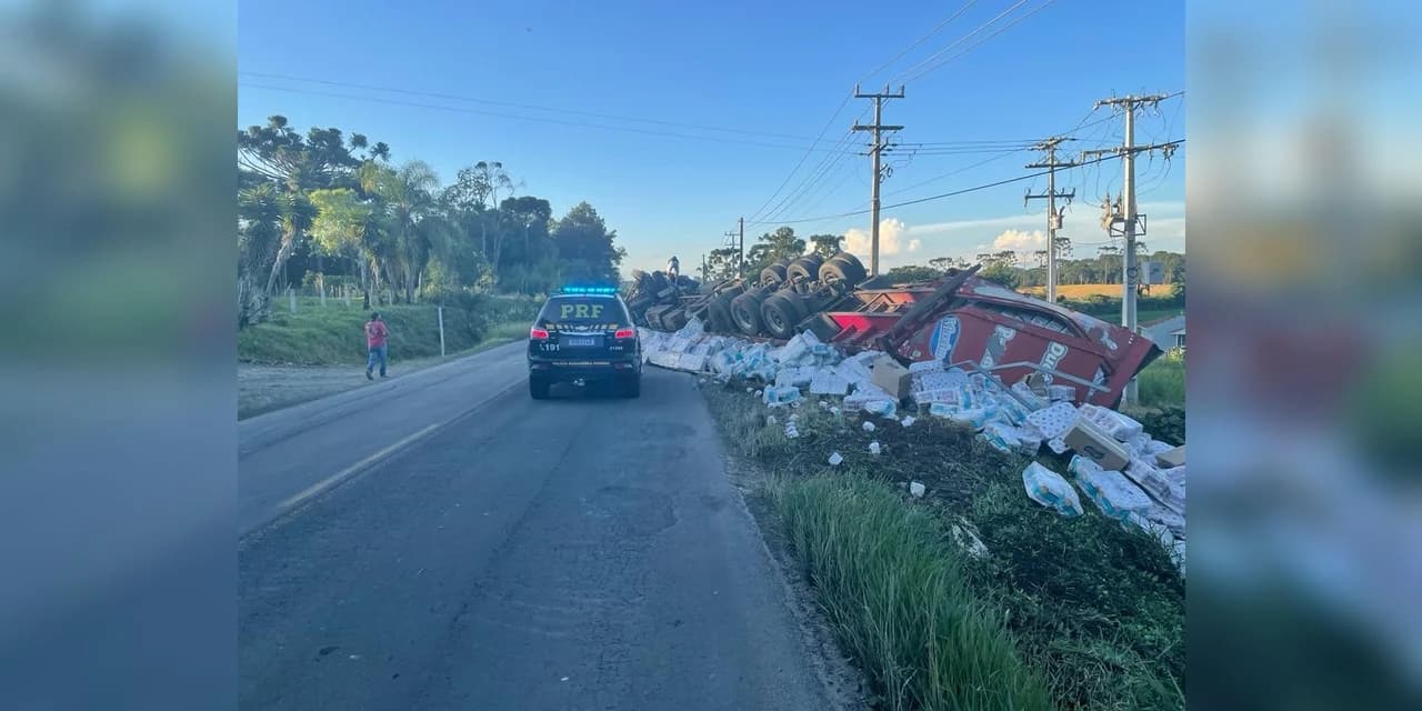 Caminhão carregado de papel higiênico tomba na Br 153 em Rebouças