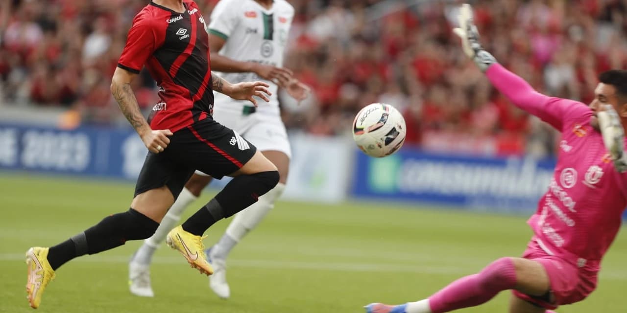 Athletico vence Maringá em jogo com 1º pênalti confirmado pelo VAR no Paranaense