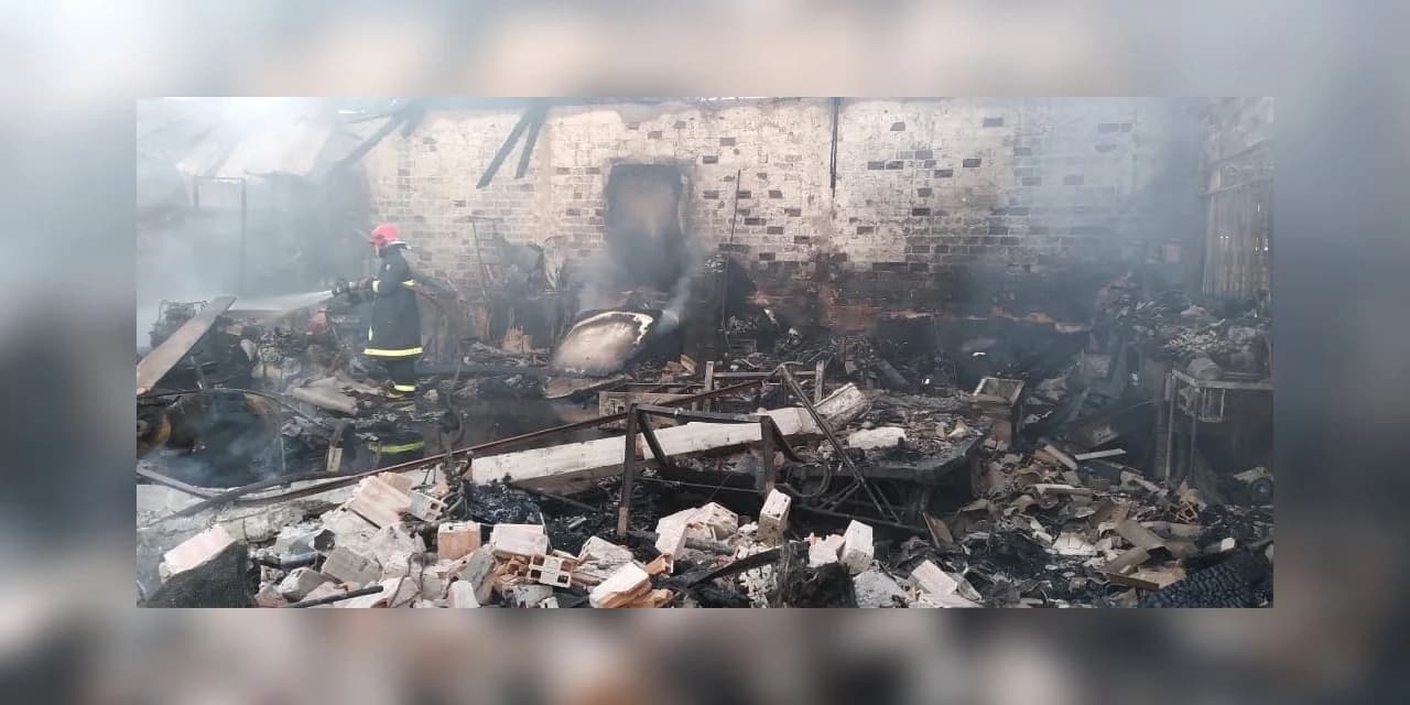 Incêndio destrói barracão em Entre Rios, distrito de Guarapuava