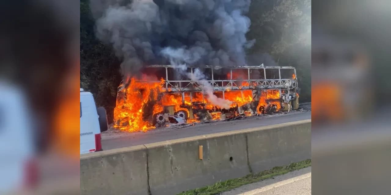 Ônibus de turismo é destruído por incêndio na BR-277, em Morretes;