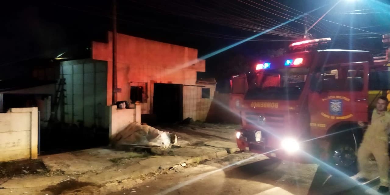 Casa fica destruída após incêndio, em Guarapuava