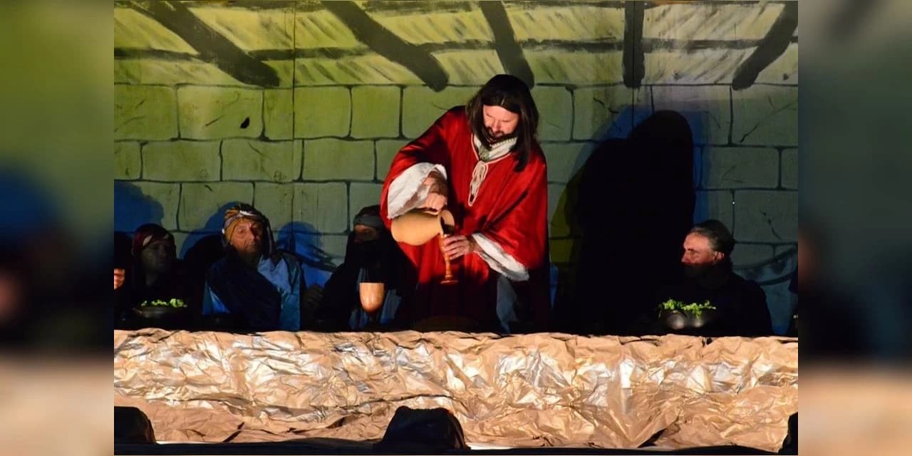 Mais de 300 voluntários participam da encenação da Paixão de Cristo, em Irati