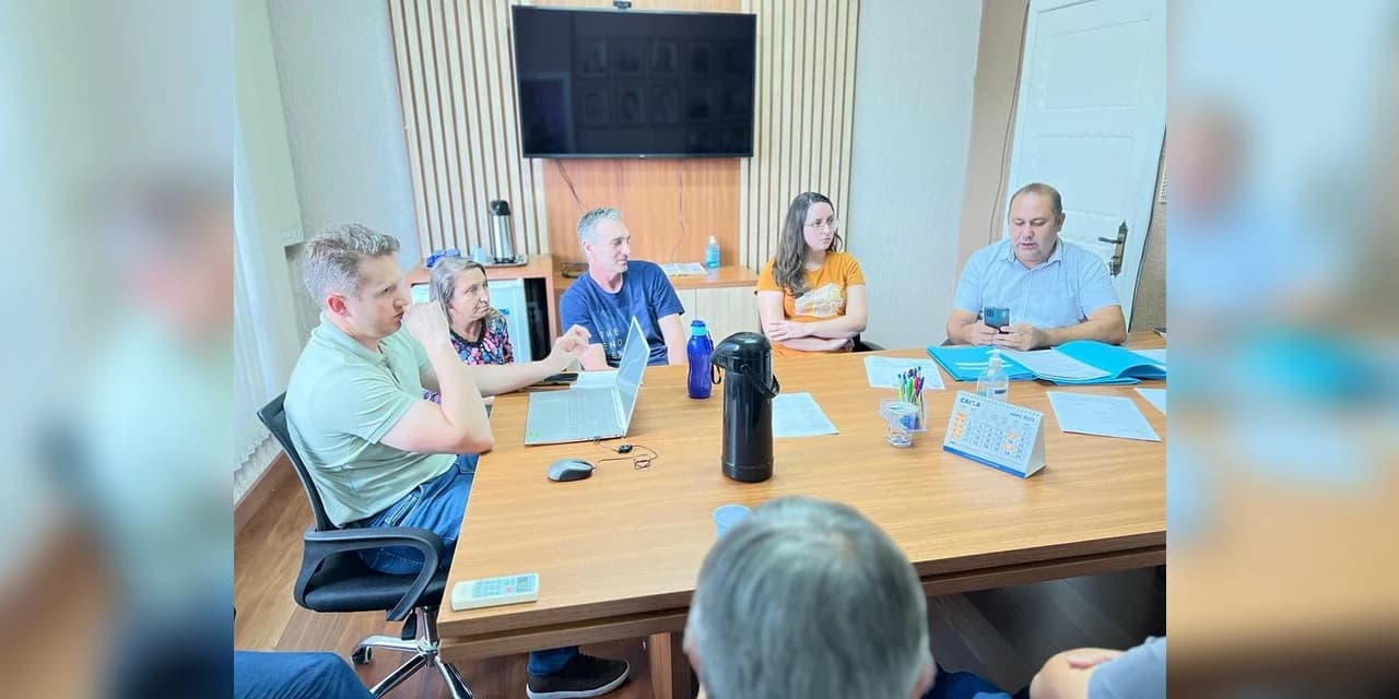 Sec. de Ind. e Com. de Imbituva promove reunião para tratar das propostas de regularização fundiária do Parque Industrial