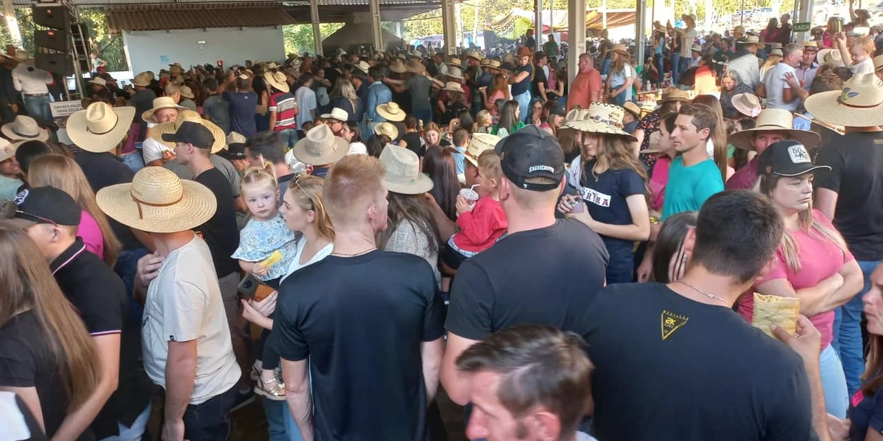 1ª Festa do Chapéu em Linha Concórdia foi um sucesso e teve até dança do Korovai. Vídeo!