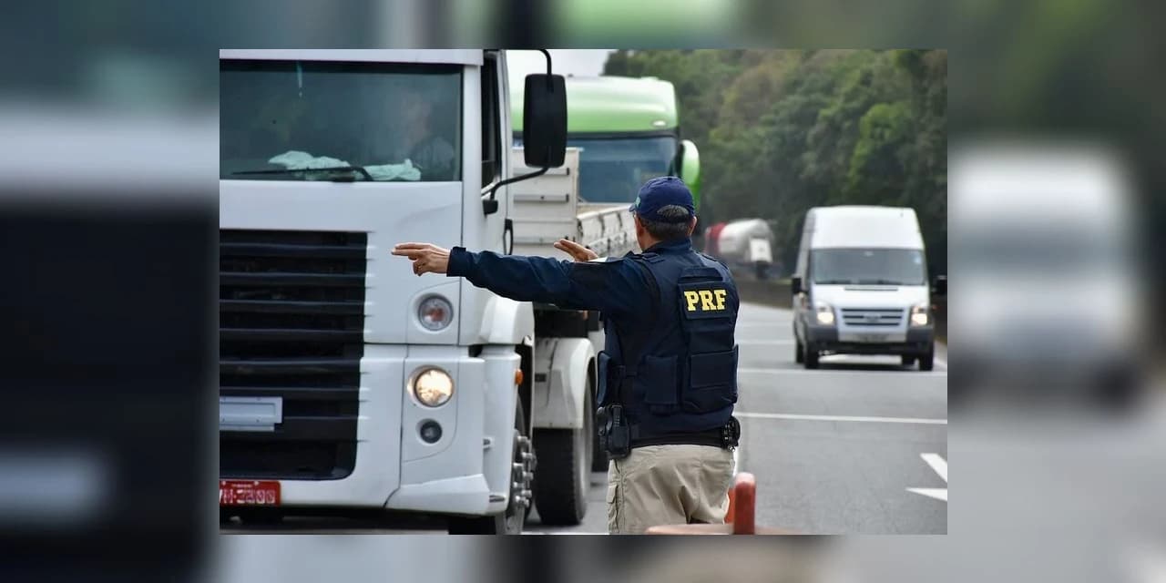 PRF flagra carreta com 20 pneus carecas, durante fiscalização no Paraná