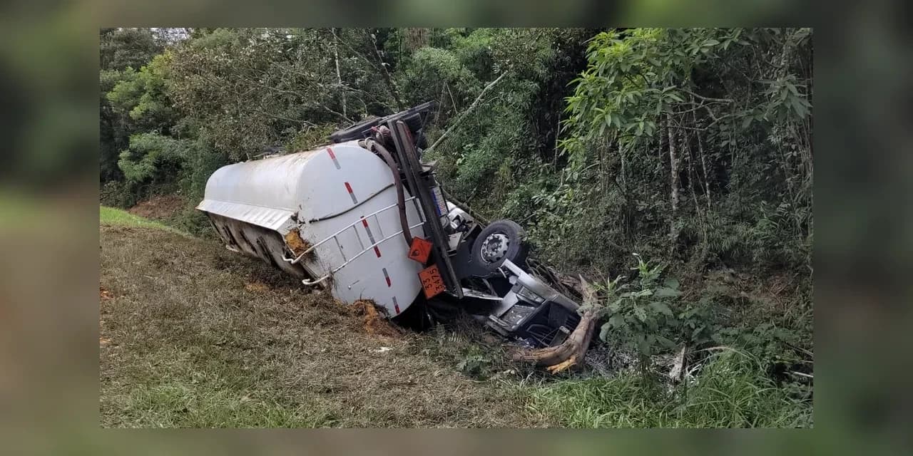 Motorista morre após caminhão com gasolina sair da pista e cair em canaleta, em Prudentópolis