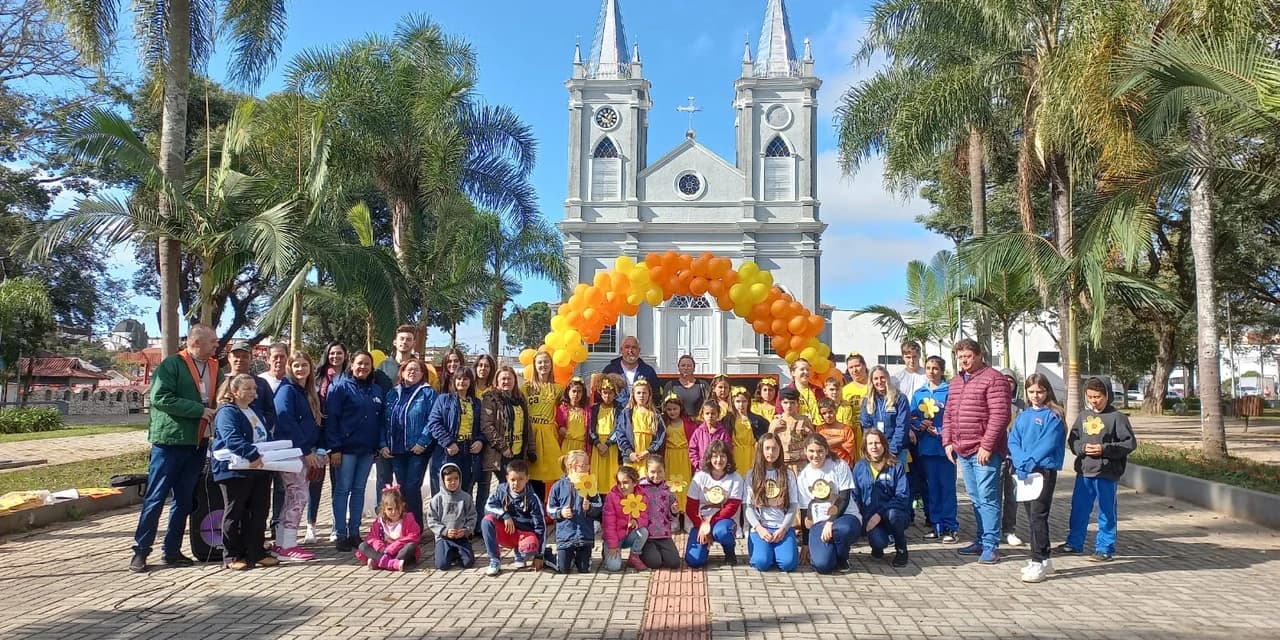 Maio Laranja: Mobilização reúne crianças e adolescentes na Praça Firmo Mendes de Queiroz