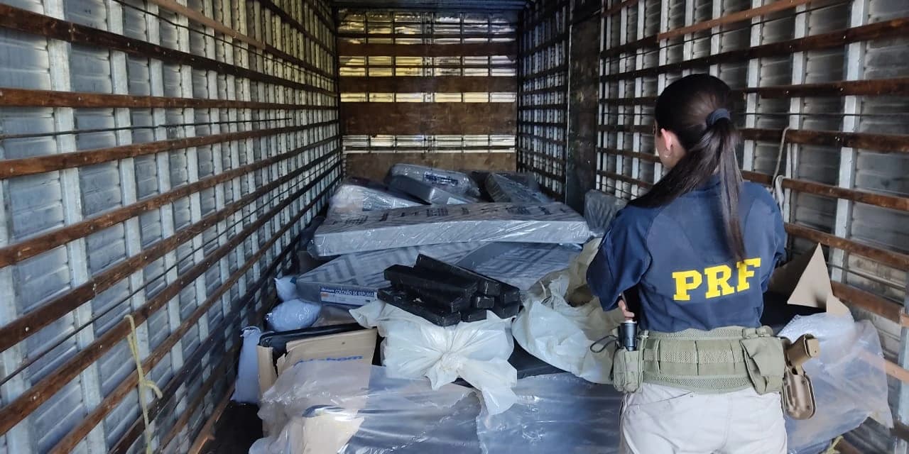 PRF apreende uma tonelada de maconha dentro de camas no Paraná