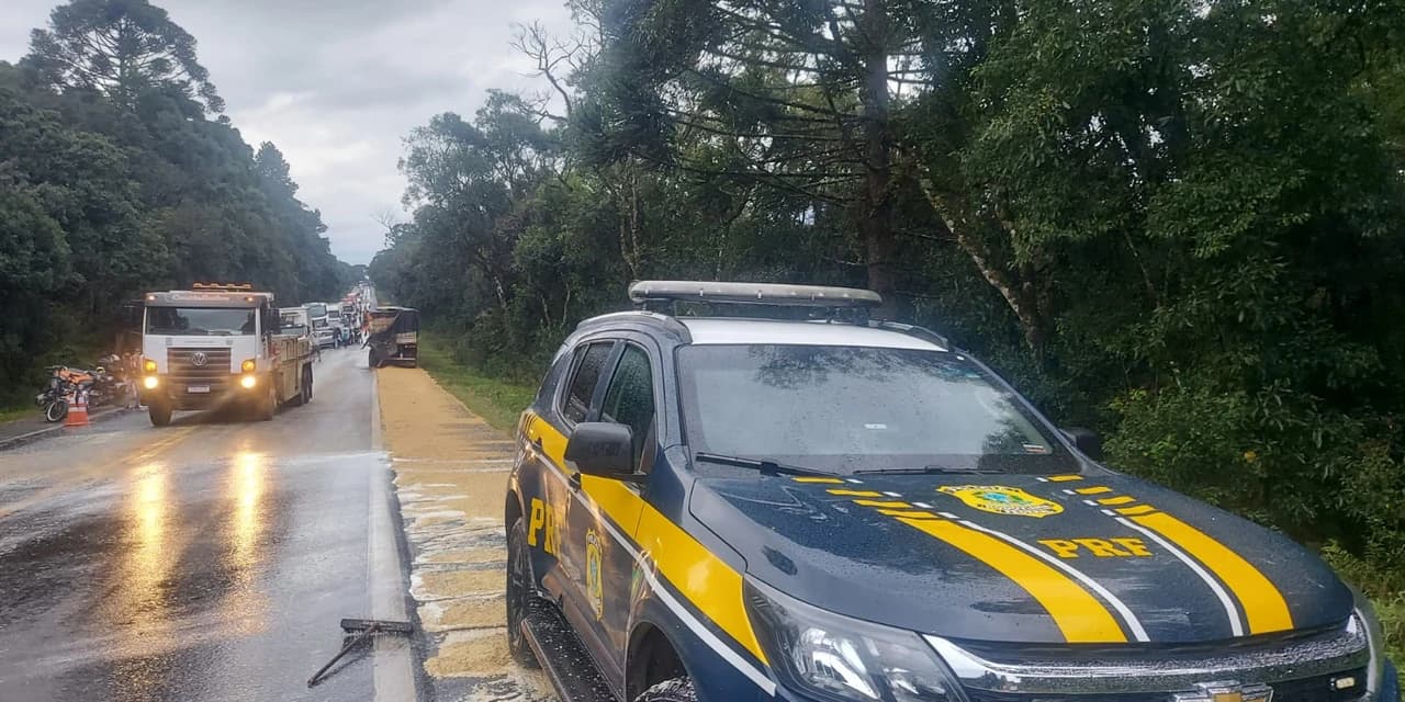 PRF registra colisão frontal entre dois caminhões na Br 277